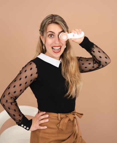 Manon avec des produits beauté pour un mariage l'esprit tranquille